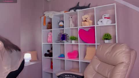 Ella online show from November 11, 9:39 am