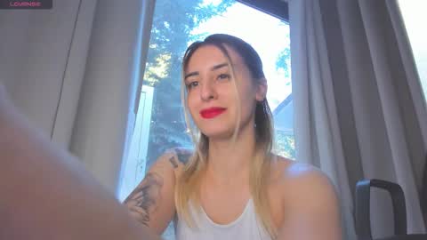 ella_vee online show from September 16, 4:53 am