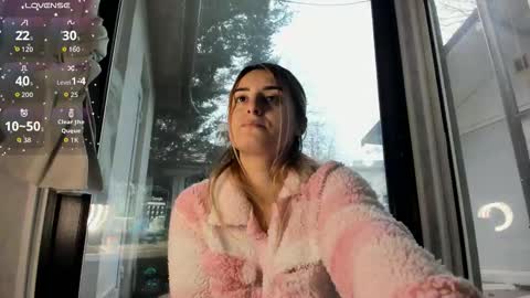 ella_vee online show from December 17, 7:12 am