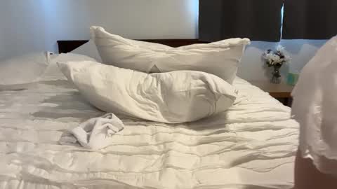 ellalowe online show from March 1, 4:18 pm