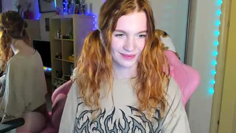 Snapshot of elly_milas chatting on October 12, 8:28 am Elly     Fansly  online show from October 12, 8:28 am