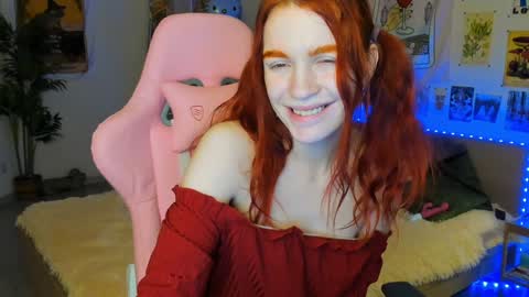 Snapshot of elly_milas chatting on December 16, 6:10 am Elly     Fansly  online show from December 16, 6:10 am