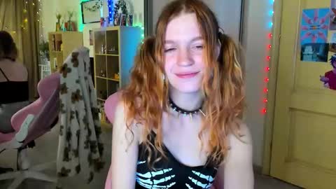 Snapshot of elly_milas chatting on October 13, 8:39 am Elly     Fansly  online show from October 13, 8:39 am