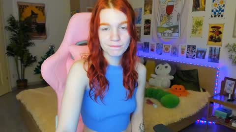 Snapshot of elly_milas chatting on December 21, 6:30 am Elly     Fansly  online show from December 21, 6:30 am