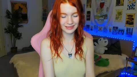 Snapshot of elly_milas chatting on December 6, 6:15 am Elly     Fansly  online show from December 6, 6:15 am