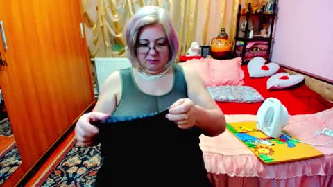 ellyhot53 online show from February 19, 12:57 am