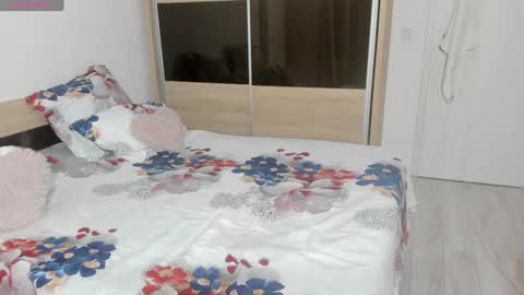 Snapshot of ellyslimdoll chatting on January 10, 6:28 pm ellslimdoll online show from January 10, 6:28 pm