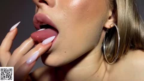 Snapshot of elysia_xo chatting on October 22, 10:04 pm Elysia online show from October 22, 10:04 pm