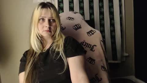 emeraldstrawberri online show from January 7, 7:56 am