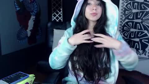 Snapshot of emiantonella_ chatting on February 21, 9:00 pm Antonella  online show from February 21, 9:00 pm