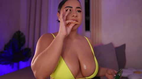 Snapshot of emiily_bell chatting on February 27, 11:37 pm    online show from February 27, 11:37 pm