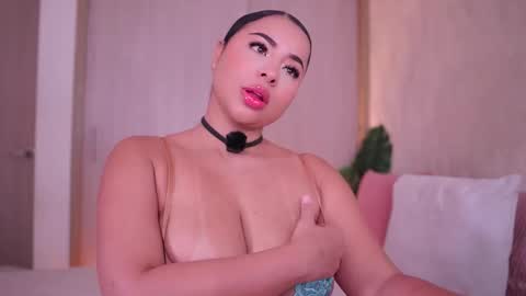 Snapshot of emiily_bell chatting on October 16, 7:16 pm    online show from October 16, 7:16 pm