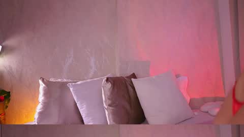 Snapshot of emiily_bell chatting on March 12, 11:53 am    online show from March 12, 11:53 am