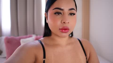 Snapshot of emiily_bell chatting on January 30, 1:53 pm    online show from January 30, 1:53 pm