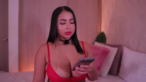 Snapshot of emiily_bell chatting on October 8, 2:05 am    online show from October 8, 2:05 am