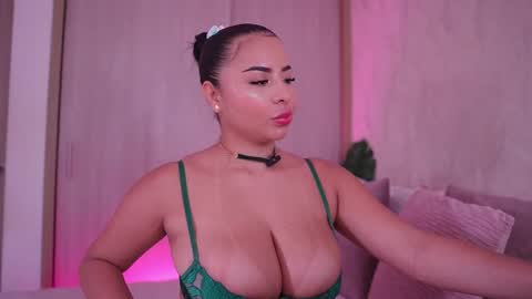 Snapshot of emiily_bell chatting on October 30, 1:45 pm    online show from October 30, 1:45 pm