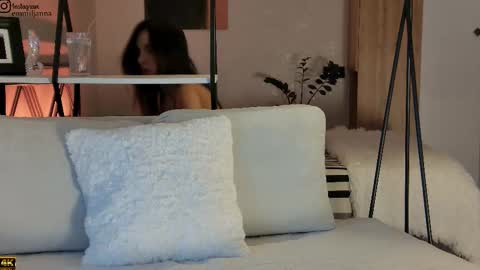 Emiljanna online show from December 2, 2:30 pm