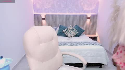 Snapshot of emilly_smith_1 chatting on December 6, 3:19 am Emily online show from December 6, 3:19 am