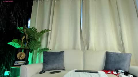 Emily foxx01 online show from October 9, 9:30 pm