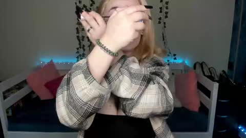 Snapshot of emily_gin chatting on October 12, 2:25 am EMILY online show from October 12, 2:25 am