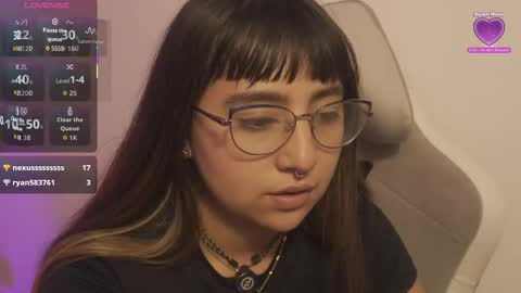 Snapshot of emitaa17228 chatting on October 20, 8:56 pm emma online show from October 20, 8:56 pm