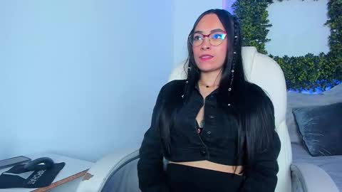 Snapshot of emma_luxu chatting on October 11, 2:53 pm Emma  online show from October 11, 2:53 pm