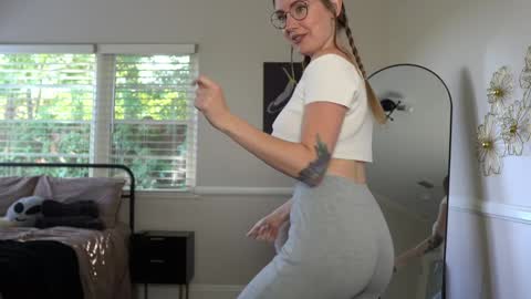 Snapshot of emma_ruby chatting on October 23, 4:46 pm Emma Ruby online show from October 23, 4:46 pm