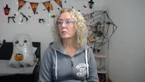 Snapshot of emmapark738567 chatting on October 19, 5:09 am Emma online show from October 19, 5:09 am