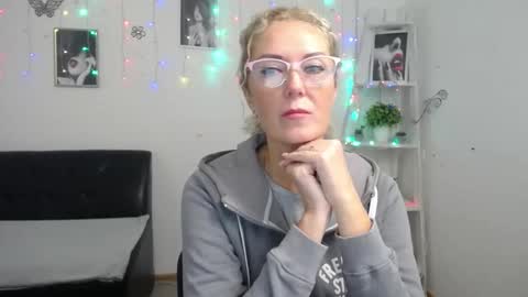 Snapshot of emmapark738567 chatting on October 12, 5:10 am Emma online show from October 12, 5:10 am