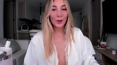 Snapshot of emyconneer chatting on December 7, 9:22 pm emyconneer online show from December 7, 9:22 pm