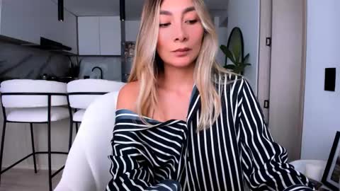 Snapshot of emyconneer chatting on February 22, 5:09 pm emyconneer online show from February 22, 5:09 pm