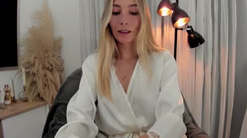 Snapshot of emyconneer chatting on December 7, 1:58 am emyconneer online show from December 7, 1:58 am