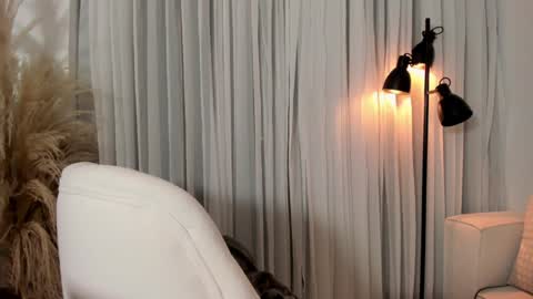 Snapshot of emyconneer chatting on December 6, 1:40 am emyconneer online show from December 6, 1:40 am