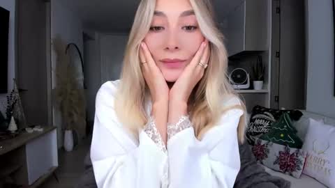 Snapshot of emyconneer chatting on December 10, 6:28 pm emyconneer online show from December 10, 6:28 pm