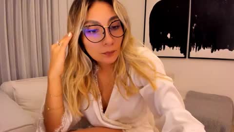 Snapshot of emyconneer chatting on January 24, 1:35 am emyconneer online show from January 24, 1:35 am