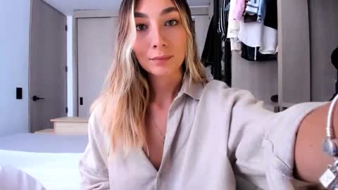 Snapshot of emyconneer chatting on February 23, 5:01 pm emyconneer online show from February 23, 5:01 pm