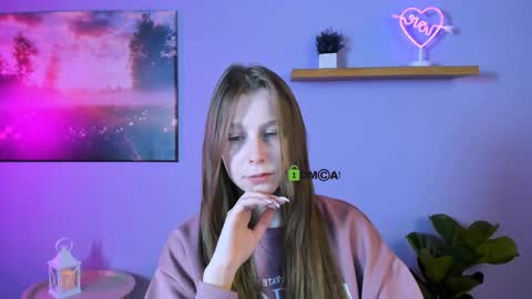 esme_moore_ online show from November 6, 9:37 am