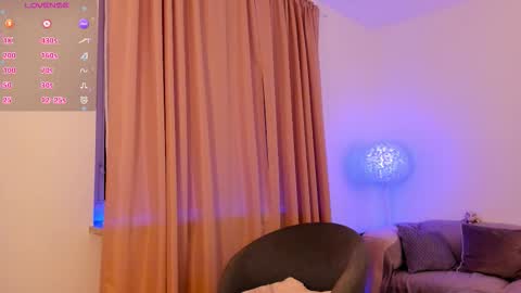 Esmi online show from November 18, 4:30 pm