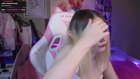 Evie online show from December 10, 9:00 pm