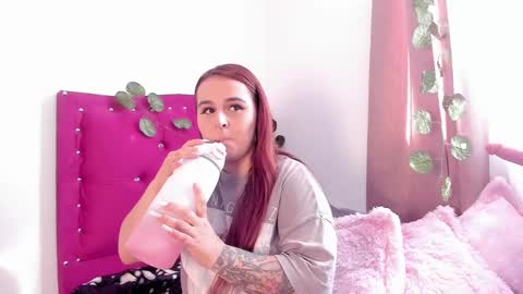 Snapshot of evy_orange1 chatting on December 7, 1:40 pm EVY online show from December 7, 1:40 pm