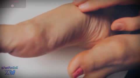 Snapshot of feetfundoll chatting on December 17, 11:49 pm Lisa Dove aka FeetFunDoll online show from December 17, 11:49 pm