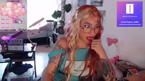 Snapshot of fleurvoyeur chatting on October 14, 5:04 pm Fleur Voyeur online show from October 14, 5:04 pm