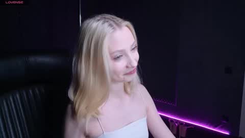 fluffy_cloude online show from October 13, 5:48 pm