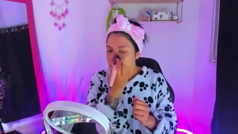 giaaaa   online show from February 7, 11:08 pm