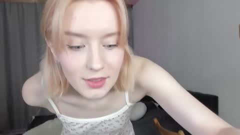 Snapshot of gin_yoon chatting on October 2, 6:18 am Gin online show from October 2, 6:18 am