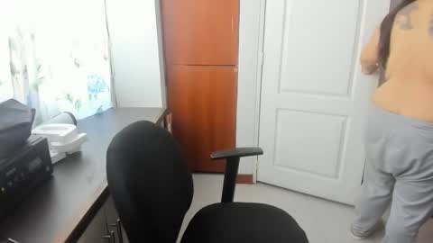 Ela online show from December 3, 1:57 pm