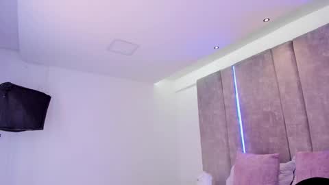     online show from March 8, 10:52 am