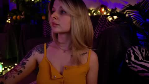 gwenhilton online show from February 13, 5:48 am