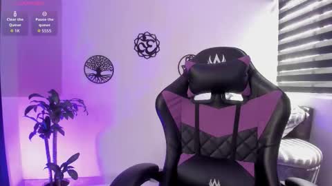 Snapshot of haileebeer_ chatting on October 21, 3:38 pm Hailee online show from October 21, 3:38 pm