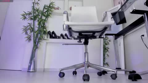 HANNAH HOWELL online show from November 28, 9:45 am